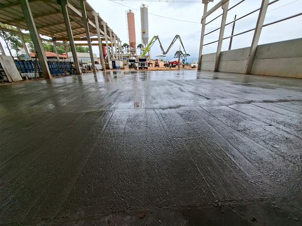 Galpão com piso de concreto armado, foto 1